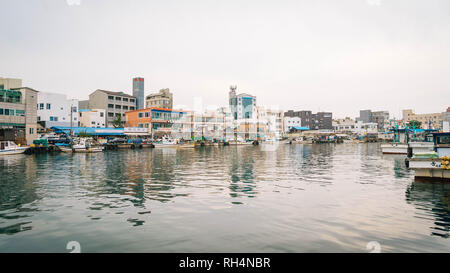 Attraversamento di acqua dalle barche Gaetbae Abai nel villaggio di Gangwon, Corea del Sud Foto Stock