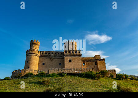 Manzanares el Real Madrid, Spagna, Maggio 2015: vecchia Manzanares el Real Castello costruito nel XV secolo nei pressi di Madrid Foto Stock