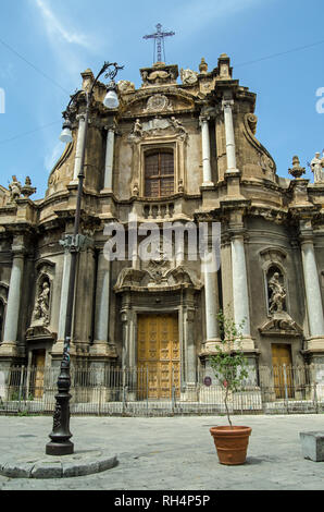 Chiesa di St Ann nel centro storico della città di Palermo, in Sicilia. Conosciuta in italiano come Chiesa di Sant'Anna La Misericordia fu costruita nel XVII Foto Stock