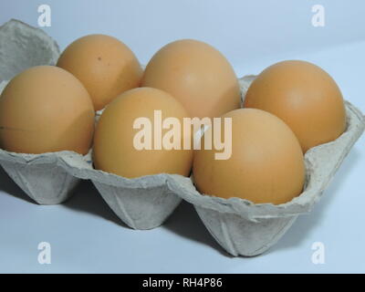 Marrone naturale uova di gallina da un set di 6 Foto Stock