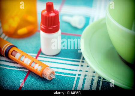 Medicazione durante la colazione, erogatore di insulina, Immagine concettuale, composizione orizzontale Foto Stock