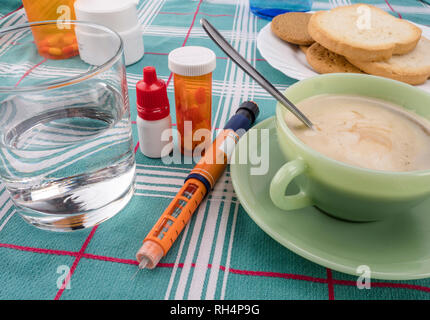 Medicazione durante la colazione, Iniettore di insulina insieme con una bottiglia di pillole, immagine concettuale, composizione in orizzontale Foto Stock