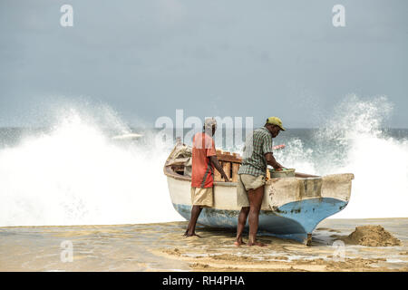 Capo Verde Isola di Maio: i pescatori vicino a chiatte sulla spiaggia di Porto Ingles (Vila do Maio) Foto Stock