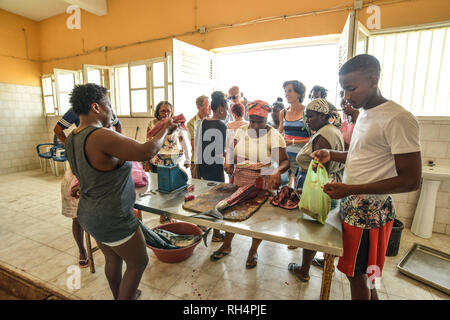 Capo Verde Isola di Maio: mercato del pesce dopo un viaggio di pesca in Vila do Maio (Porto Ingles). Taglio di pesce Foto Stock