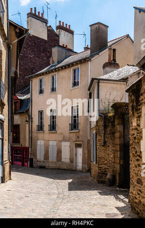 In ciottoli street nel centro storico della città di Rennes, la capitale della regione della Bretagna Foto Stock