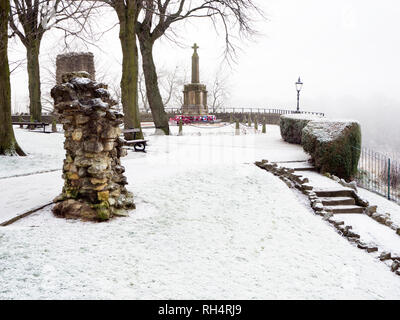 Le rovine del castello e Memoriale di guerra sotto una leggera spolverata di neve a Knaresborough North Yorkshire, Inghilterra Foto Stock