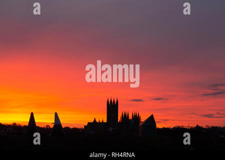 Rosa spettacolare alba sopra la Cattedrale di Canterbury e Marlowe Theatre, Canterbury, Kent, Regno Unito. Foto Stock