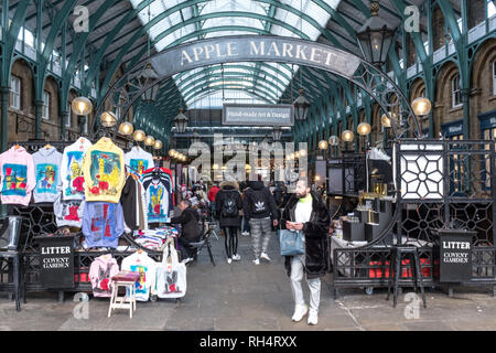 Shopping al Mercato di Apple, Covent Garden di Londra, Regno Unito Foto Stock