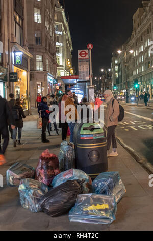 I rifiuti presso la fermata degli autobus, Strand, Londra, Regno Unito Foto Stock