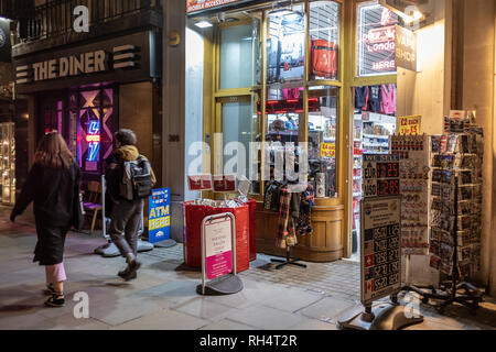 Sera scena, negozio di articoli da regalo, Strand, Londra, Regno Unito Foto Stock