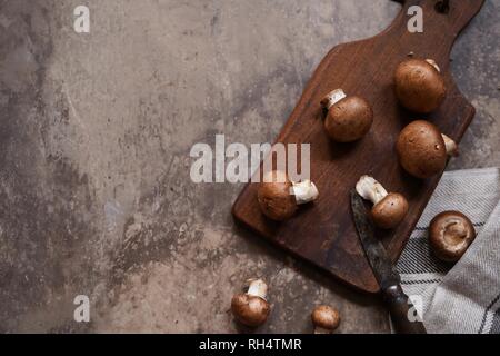 Brown funghi champignon ancora in vita, il fuoco selettivo Foto Stock