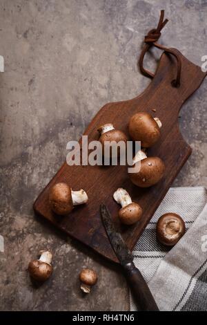 Brown funghi champignon ancora in vita, il fuoco selettivo Foto Stock