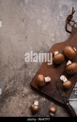 Brown funghi champignon ancora in vita, il fuoco selettivo Foto Stock