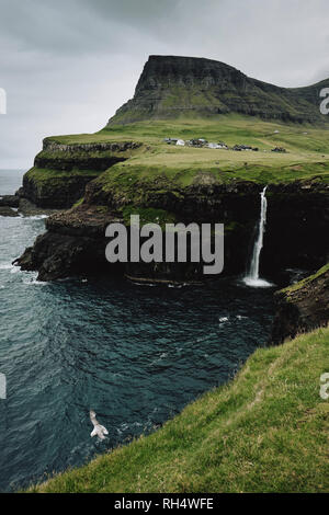 Cascata Múlafossur Gásadalur villaggio su un funzionario ministeriale nelle isole Faerøer. Foto Stock