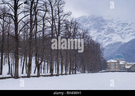 Il Santuario di Oropa durante il periodo invernale con neve, provincia di Biella, Piemonte, Italia, patrimonio Unesco Foto Stock