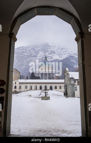 Il Santuario di Oropa durante il periodo invernale con neve, provincia di Biella, Piemonte, Italia, patrimonio Unesco Foto Stock