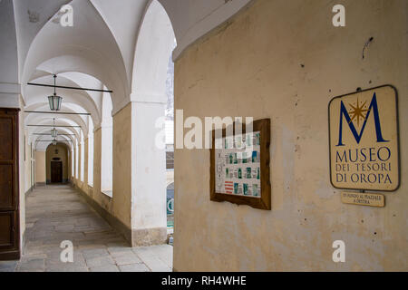 Il Santuario di Oropa durante il periodo invernale con neve, provincia di Biella, Piemonte, Italia, patrimonio Unesco Foto Stock