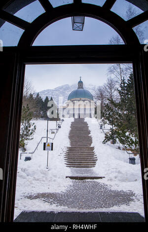 Il Santuario di Oropa durante il periodo invernale con neve, provincia di Biella, Piemonte, Italia, patrimonio Unesco Foto Stock