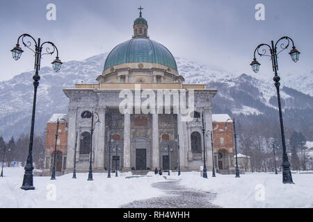 Il Santuario di Oropa durante il periodo invernale con neve, provincia di Biella, Piemonte, Italia, patrimonio Unesco Foto Stock