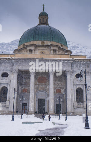 Il Santuario di Oropa durante il periodo invernale con neve, provincia di Biella, Piemonte, Italia, patrimonio Unesco Foto Stock