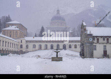 Il Santuario di Oropa durante il periodo invernale con neve, provincia di Biella, Piemonte, Italia, patrimonio Unesco Foto Stock