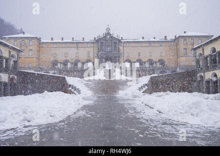 Il Santuario di Oropa durante il periodo invernale con neve, provincia di Biella, Piemonte, Italia, patrimonio Unesco Foto Stock