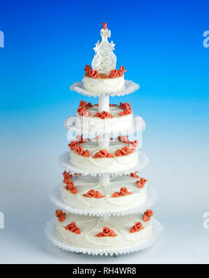 Splendidamente decorate di cinque piani di torta di nozze Foto Stock