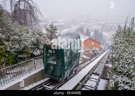 Biella, guardando verso il basso alla città dalla stazione funicolare nella parte più alta della città durante la nevicata, il Piazzo Foto Stock