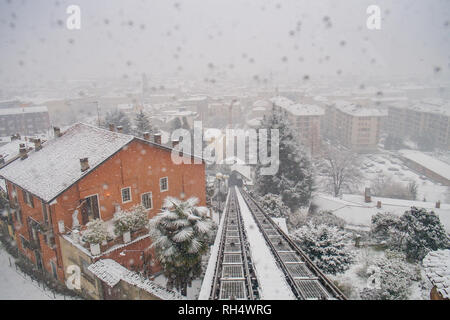 Biella, guardando verso il basso alla città dalla stazione funicolare nella parte più alta della città durante la nevicata, il Piazzo Foto Stock