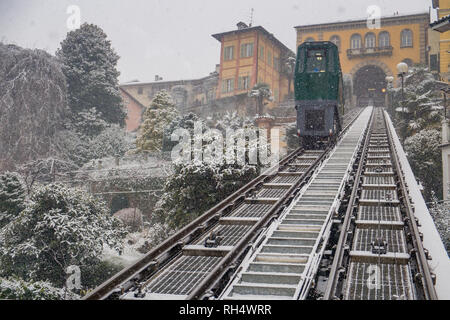 Biella, guardando verso il basso alla città dalla stazione funicolare nella parte più alta della città durante la nevicata, il Piazzo Foto Stock