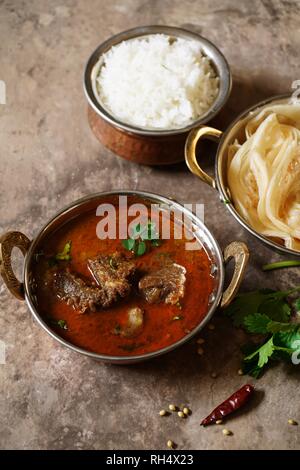 Di capra o di agnello castrato curry con riso nd roti/ pasto indiano concept Foto Stock