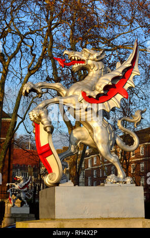 Londra, Inghilterra, Regno Unito. Dragon segna il confine della città di Londra Victoria Embankment. Ghisa modello, design basato su due grandi dragon scolpire Foto Stock