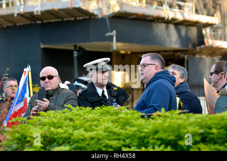 Londra, Inghilterra, Regno Unito. Funzionario di polizia che si occupano di pro-Brexit manifestanti in Westminster, Dicembre 2018 Foto Stock