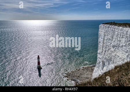 Una vista di Beachy Head Lighthouse, un famoso punto di riferimento sulla costa sud dell'Inghilterra. Foto Stock