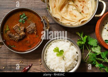 Di capra o di agnello castrato curry con riso nd roti/ pasto indiano concept Foto Stock