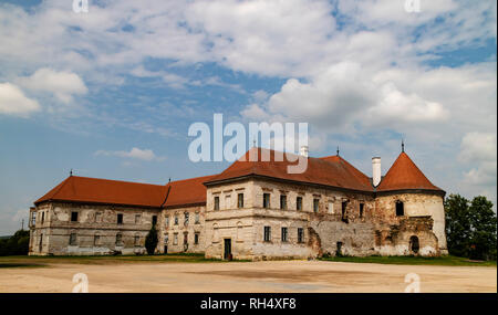 Bontida, Romania - 31 Luglio 2018: Banffy castello, un monunent architettonico situato in Bontida, un villaggio vicino a Cluj Napoca, Romania. Foto Stock