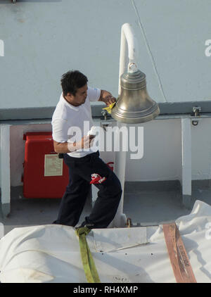 Lucidatura dell'equipaggio della nave bell Foto Stock