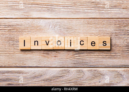 Fatture parola scritta sul blocco di legno. Fatture testo sul tavolo in legno per il desing, concetto. Foto Stock