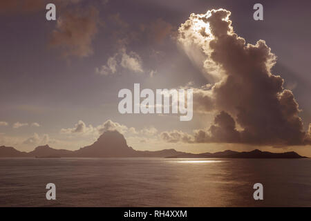 Polinesia francese, Bora Bora, con cloud la forma di Gran Bretagna Foto Stock