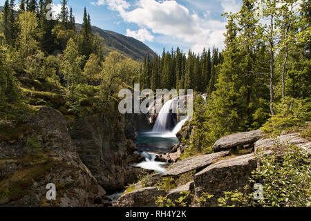 Cascata in montagna vicino a Hemsedal, Norvegia Foto Stock