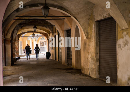 CANDELO, BIELLA - MARZO 02, 2015: una passeggiata sotto i portici nella parte più alta del paese, il Piazzo con le strade medievali Foto Stock