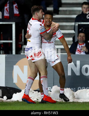 St Helens' Regan Grazia (destra) celebra il suo provare durante la Betfred Super League match al totalmente Wicked Stadium, St Helens. Foto Stock