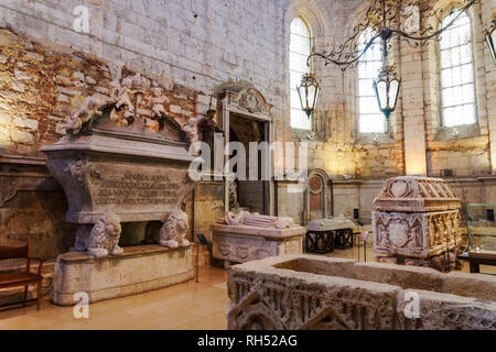Lisbona, Portogallo Carmo chiesa convento sarcofagi in pietra presenta. Lo stile gotico scrigno di pietra sarcofagi con intagli in Carmo Museo Monastero. Foto Stock
