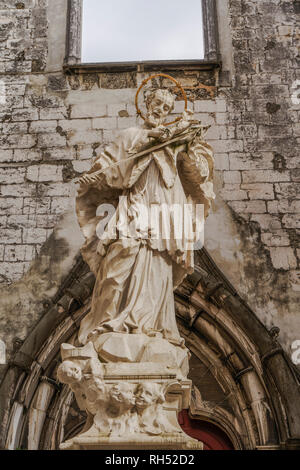 Lisbona, Portogallo Carmo chiesa convento statua. La scultura di Giovanni di Nepomuk in navata principale le rovine del Convento di Nostra Signora del Monte Carmelo. Foto Stock