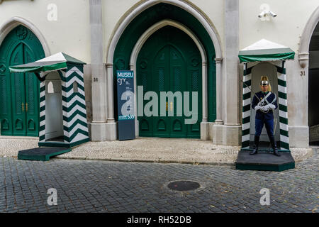 Lisbona, Portogallo Nazionale Repubblicana Museo di guardia fadade. Il Museu Guarda Nacional Republicana ingresso con protezione tenendo una spada,in uniforme tradizionale Foto Stock