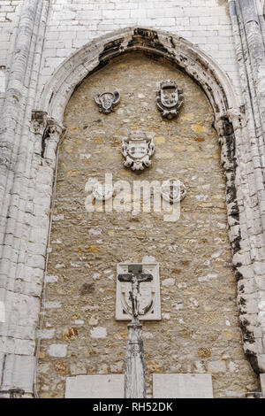 Lisbona, Portogallo Carmo Convento artefatti. Navata principale pareti adornate con dettagli scolpiti nel Convento di Nostra Signora del Monte Carmelo. Foto Stock