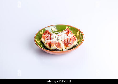 Immagine di deliziosi fichi o brevas con noce di cocco su un verde vaso in ceramica, una deliziosa combinazione di colori e texture Foto Stock