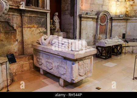 Lisbona, Portogallo Carmo chiesa convento sarcofagi in pietra presenta. Lo stile gotico scrigno di pietra sarcofagi con intagli in Carmo Museo Monastero. Foto Stock