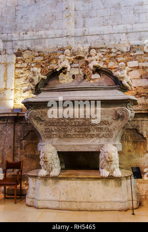 Lisbona, Portogallo Carmo chiesa convento sarcofago in pietra presenta. Lo stile gotico scrigno di pietra sarcofago con intagli in Carmo Museo Monastero. Foto Stock