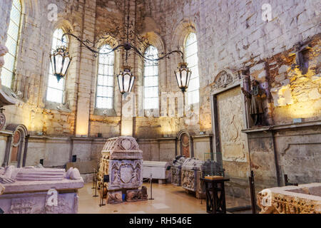 Lisbona, Portogallo Carmo chiesa convento sarcofagi in pietra presenta. Lo stile gotico scrigno di pietra sarcofagi con intagli in Carmo Museo Monastero. Foto Stock